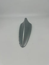 Charger l'image dans la galerie, Boîtier d'antenne aileron de requin métallisé pour BMW E60 M5 Silverstone II 06-10 OEM - 6938756