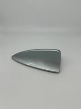 Charger l'image dans la galerie, Boîtier d'antenne aileron de requin métallisé pour BMW E60 M5 Silverstone II 06-10 OEM - 6938756