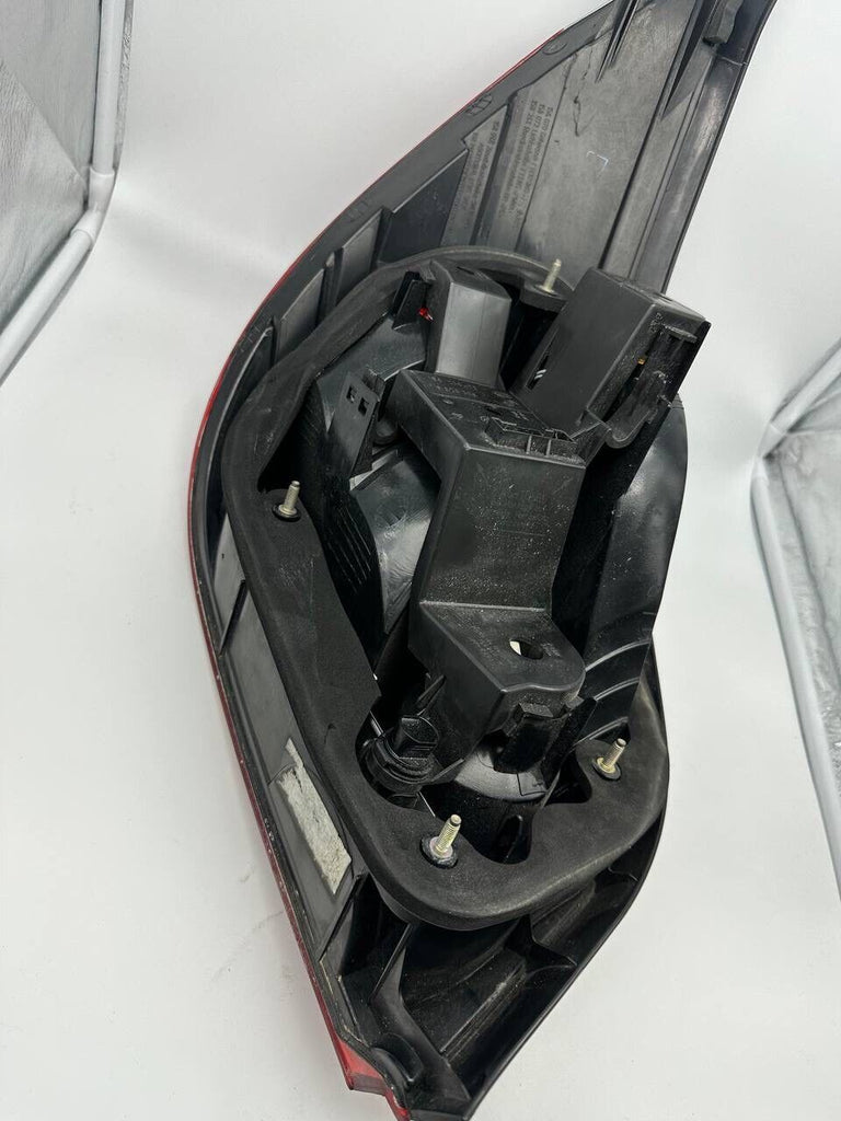 2004-2007 BMW 5 SERIES M5 E60 REAR RIGHT PASSENGER  TAIL LIGHT LAMP OEM 7165740