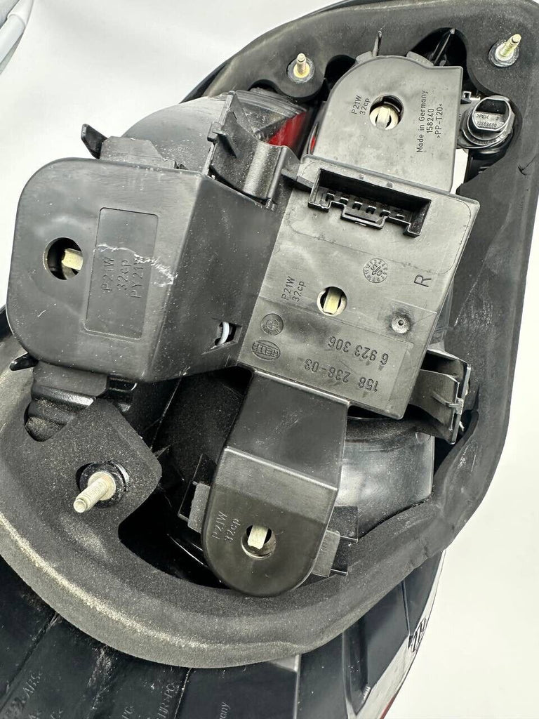 2004-2007 BMW 5 SERIES M5 E60 REAR RIGHT PASSENGER  TAIL LIGHT LAMP OEM 7165740