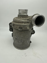 Charger l&#39;image dans la galerie, Pompe à eau électrique 862509802 (BC43) pour BMW 135 235 335 535 435xi (2011-2016)