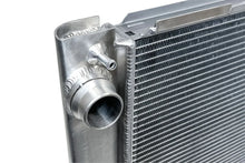 Charger l'image dans la galerie, BMW S85 High Performance Radiator - CSF Racing 7218