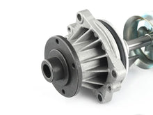 Charger l'image dans la galerie, BMW Water Pump - Graf 11517838201
